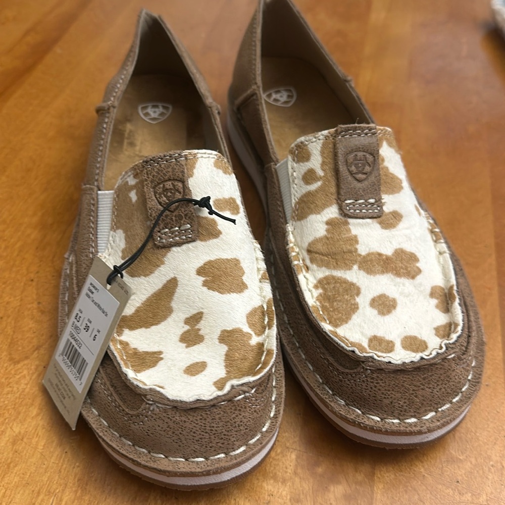 Ariat Women’s Cruiser Adobe/Tan and White Hair on NWT!